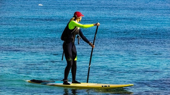 Stand up paddle in mare calmo, attività adatta alle baie più riparate