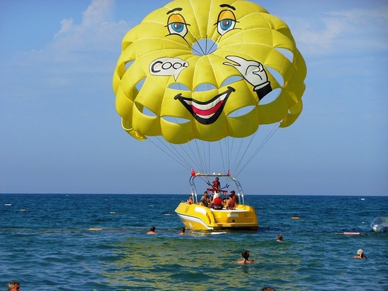 Parasailing sul mare, una delle attività più diffuse nelle località del Mar Rosso