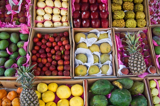 Frutta e prodotti colorati in vendita in un mercato egiziano