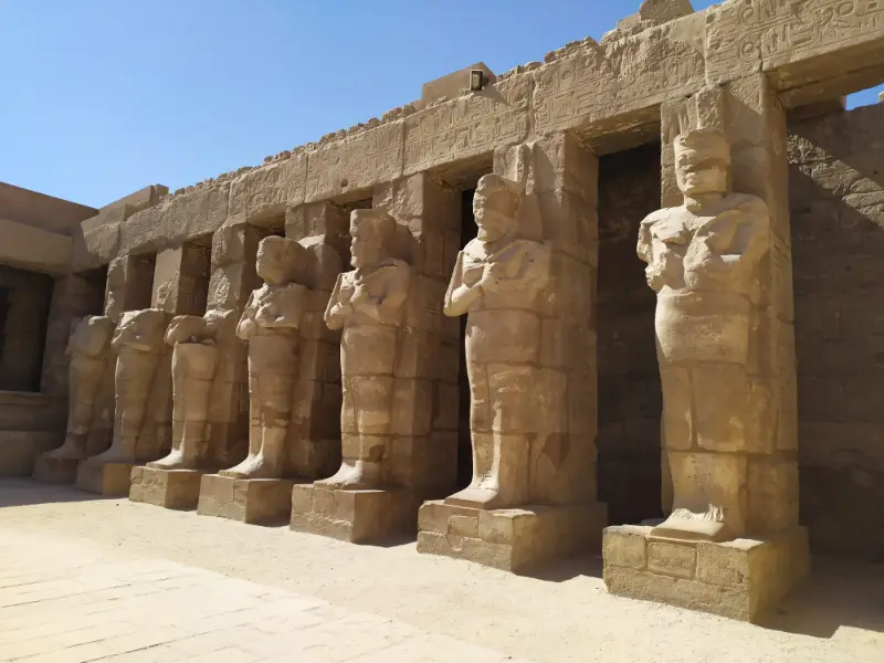 Statue colossali di Ramses II nel complesso di Karnak